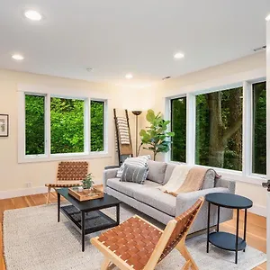 4br With Firepit, Outdoor Dining And Yard Surrounded By Trees Holiday home