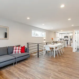Beautifully Remodeled Rambler In South Holiday home