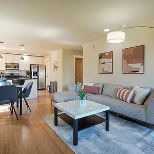 Stylish North Townhouse- Dual Master Holiday home
